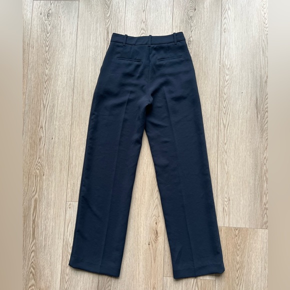 Aritzia Wilfred The Effortless Pant™ - Crepette™ Sz 2
Dark Night Navy - Picture 13 of 16